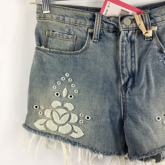CHELSEA & violet light wash floral embroidered frayed hem denim jean shorts NWT - Picture 5 of 7